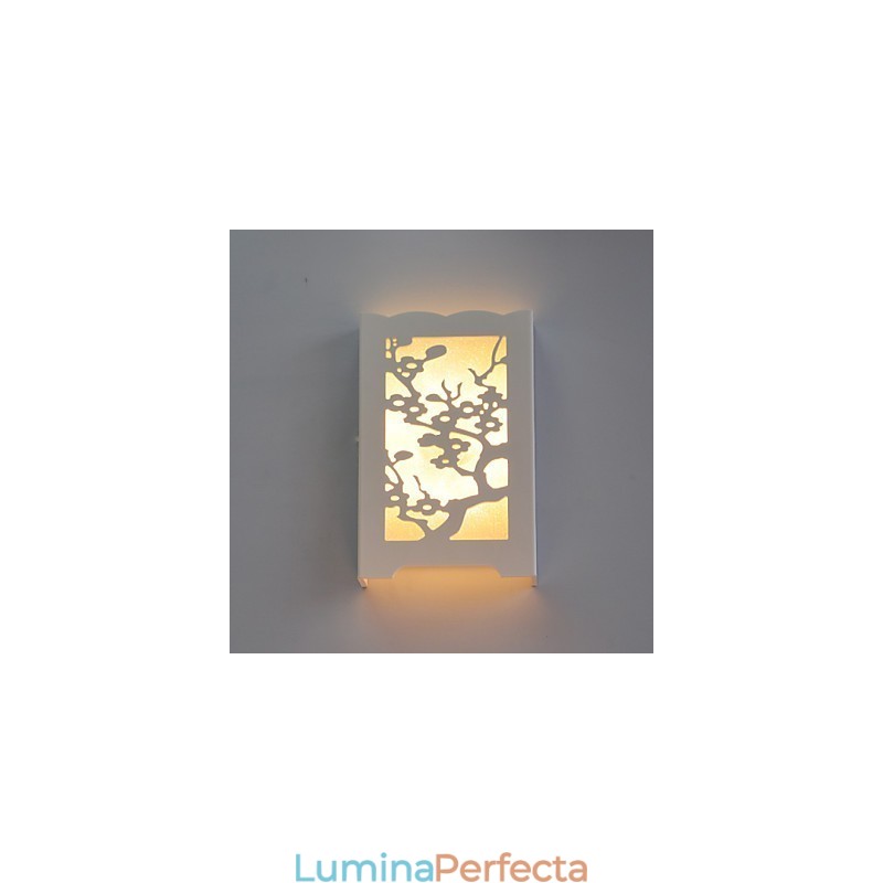 Lampă de perete albă cu flori de prun cu modele sau modele sculptate pe lămpi de lemn