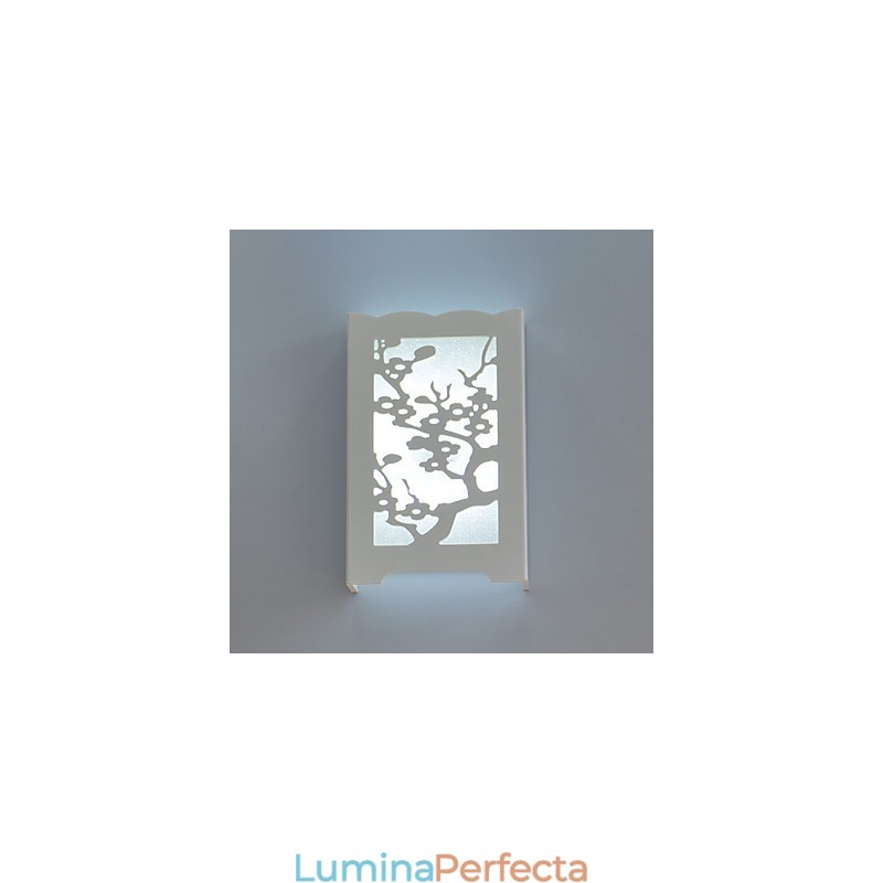 Lampă de perete albă cu flori de prun cu modele sau modele sculptate pe lămpi de lemn