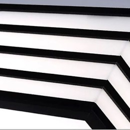 Lumină contractată și contemporană, neagră și pătrată