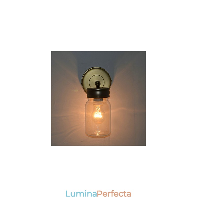 Lampă de perete rustică în formă de sticlă