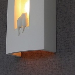 Aplică de perete albă modernă scurtă la modă. Lampă de perete de noptiere