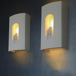 Aplică de perete albă modernă scurtă la modă. Lampă de perete de noptiere