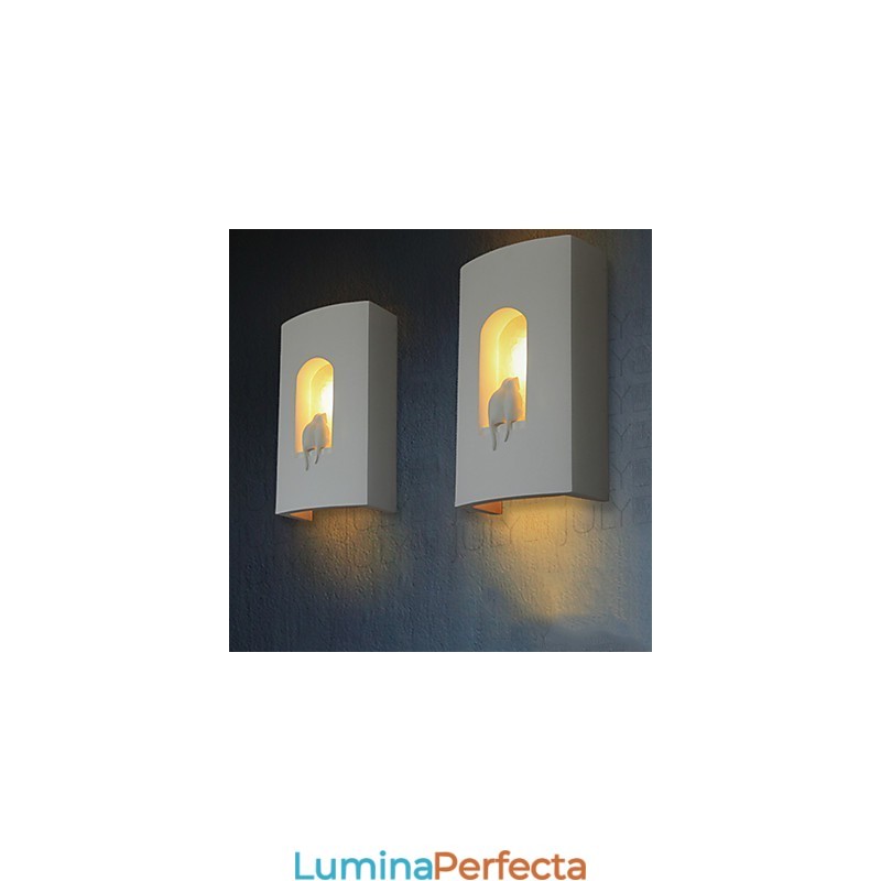 Aplică de perete albă modernă scurtă la modă. Lampă de perete de noptiere
