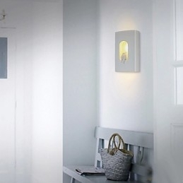 Aplică de perete albă modernă scurtă la modă. Lampă de perete de noptiere