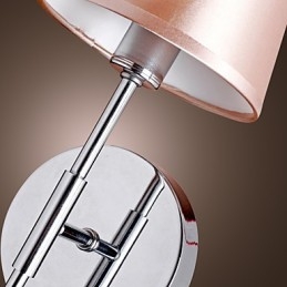 Lampă de perete cu design simplu, în lumină caldă