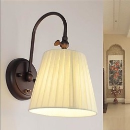 Lampă de perete din fier cu abajur din material într-o lumină