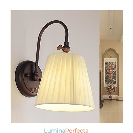 Lampă de perete din fier cu abajur din material într-o lumină Lampă de perete din fier cu abajur din material într-o lumină