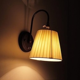 Lampă de perete din fier cu abajur din material într-o lumină
