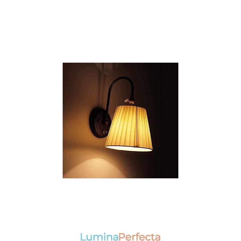 Lampă de perete din fier cu abajur din material într-o lumină