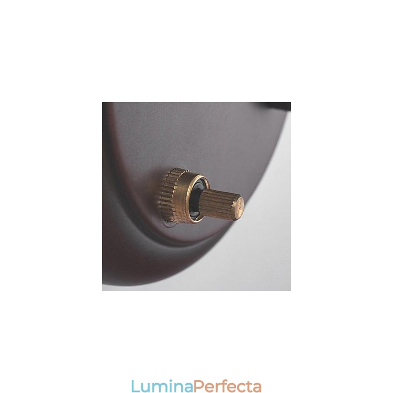 Lampă de perete din fier cu abajur din material într-o lumină