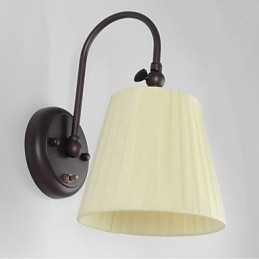 Lampă de perete din fier cu abajur din material într-o lumină