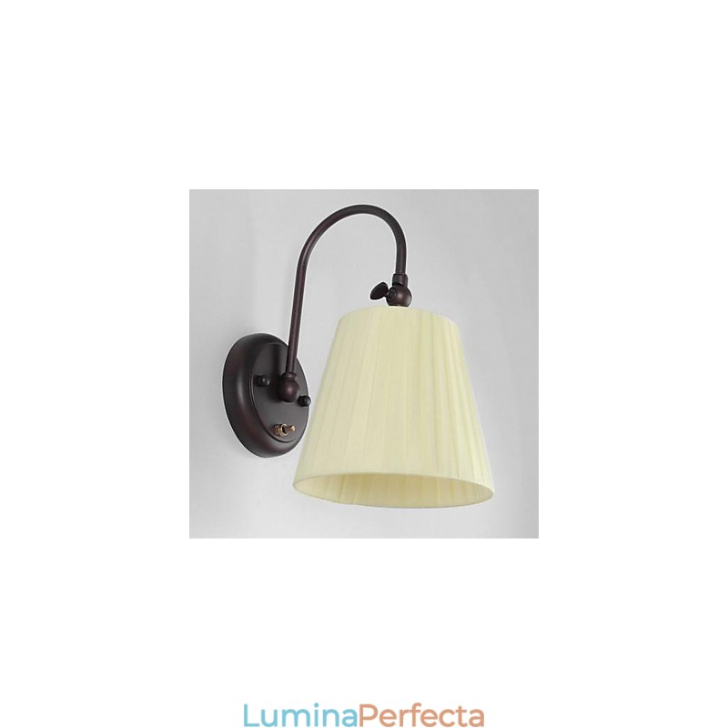 Lampă de perete din fier cu abajur din material într-o lumină
