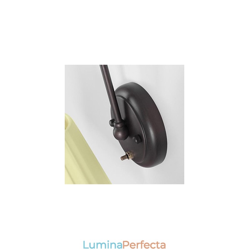Lampă de perete din fier cu abajur din material într-o lumină