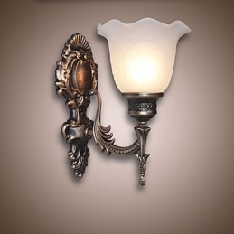 Lampă de perete retro în stil european. Lampă de coridor de hotel. Lumină de coridor. Lampă de față cu oglindă