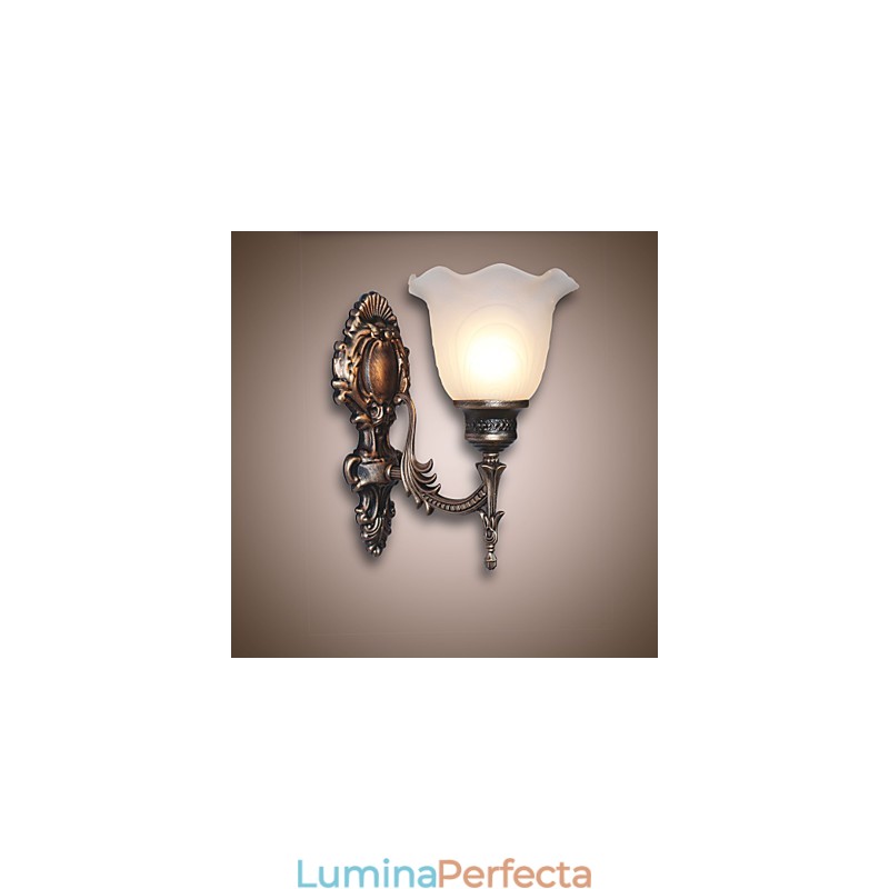 Lampă de perete retro în stil european. Lampă de coridor de hotel. Lumină de coridor. Lampă de față cu oglindă