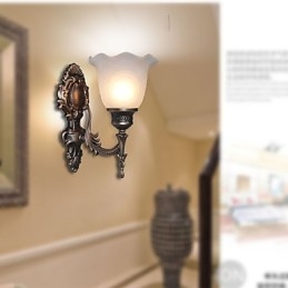 Lampă de perete retro în stil european. Lampă de coridor de hotel. Lumină de coridor. Lampă de față cu oglindă