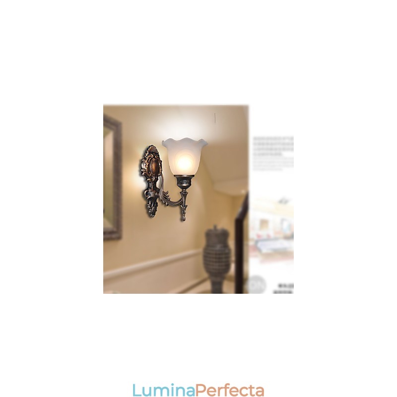 Lampă de perete retro în stil european. Lampă de coridor de hotel. Lumină de coridor. Lampă de față cu oglindă