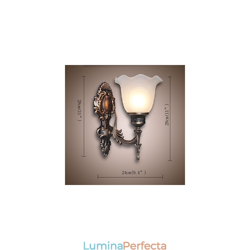 Lampă de perete retro în stil european. Lampă de coridor de hotel. Lumină de coridor. Lampă de față cu oglindă