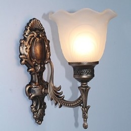 Lampă de perete retro în stil european. Lampă de coridor de hotel. Lumină de coridor. Lampă de față cu oglindă