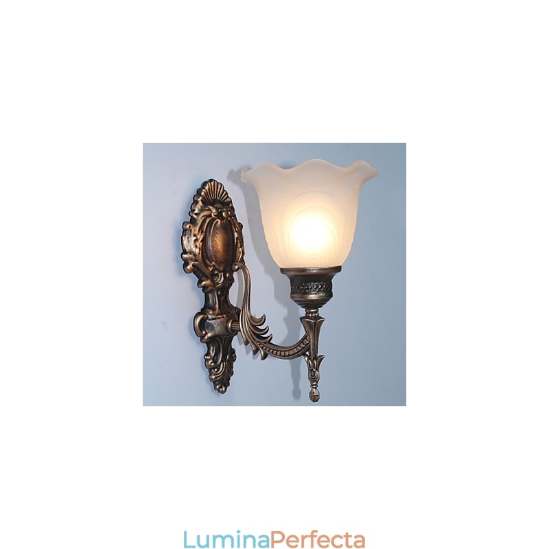 Lampă de perete retro în stil european. Lampă de coridor de hotel. Lumină de coridor. Lampă de față cu oglindă