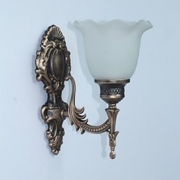 Lampă de perete retro în stil european. Lampă de coridor de hotel. Lumină de coridor. Lampă de față cu oglindă