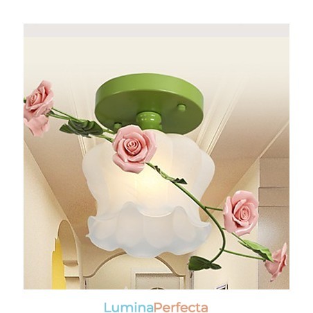 Ziua Îndrăgostiților Florile și plantele din grădina de trandafiri absoarbe lumina domului Ziua Îndrăgostiților Florile și plantele din grădina de trandafiri absoarbe lumina domului