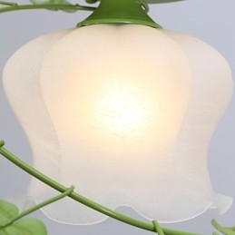 Ziua Îndrăgostiților Florile și plantele din grădina de trandafiri absoarbe lumina domului