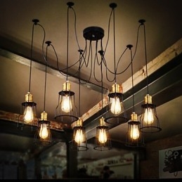 Designeri de țară pictează candelabru din metal