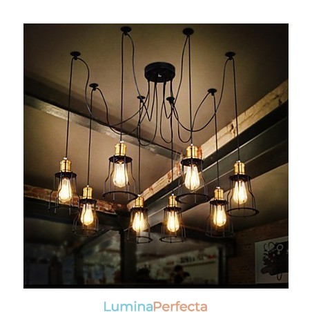 Designeri de țară pictează candelabru din metal