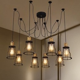 Designeri de țară pictează candelabru din metal