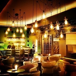 Designeri de țară pictează candelabru din metal