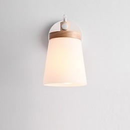 Abajur din sticlă și bază metalică sunt dotate cu aplice de perete cu lumină ambientală