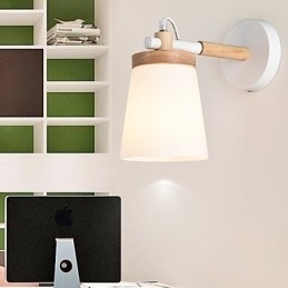 Abajur din sticlă și bază metalică sunt dotate cu aplice de perete cu lumină ambientală