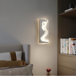 În interior Lovely Girls cu fața la stânga dreapta