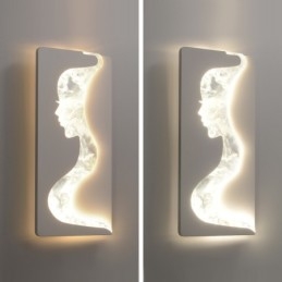 În interior Lovely Girls cu fața la stânga dreapta