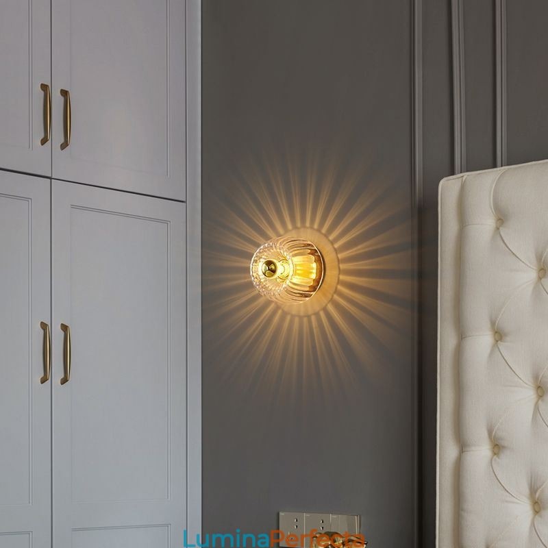 Iluminat de perete modern cu abajur din sticlă transparentă