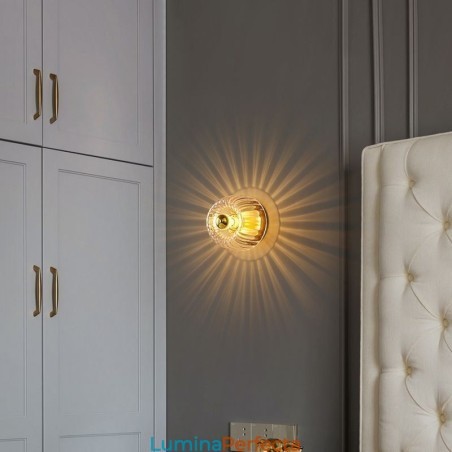 Iluminat de perete modern cu abajur din sticlă transparentă