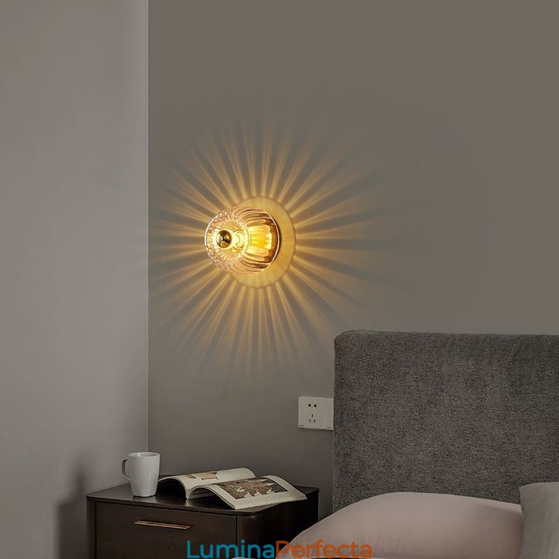 Iluminat de perete modern cu abajur din sticlă transparentă