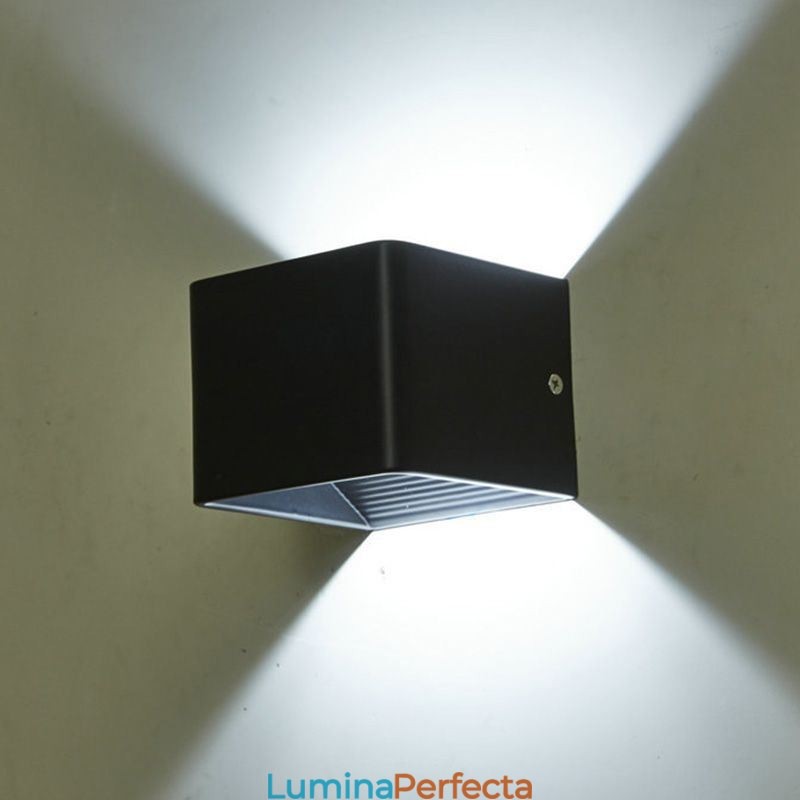 Lampă de perete din aluminiu pentru balcon cu montare la suprafață