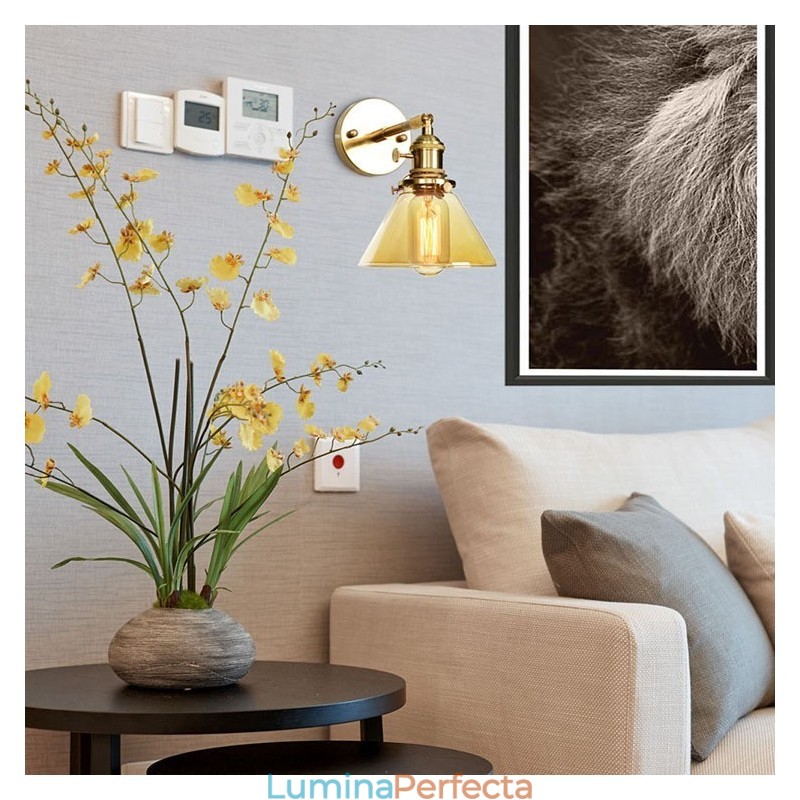 Lampă de perete modernă cu abajur din sticlă