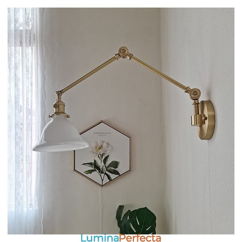 Lampă de perete modernă cu abajur din sticlă