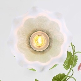 Ziua Îndrăgostiților Florile și plantele din grădina de trandafiri absoarbe lumina domului