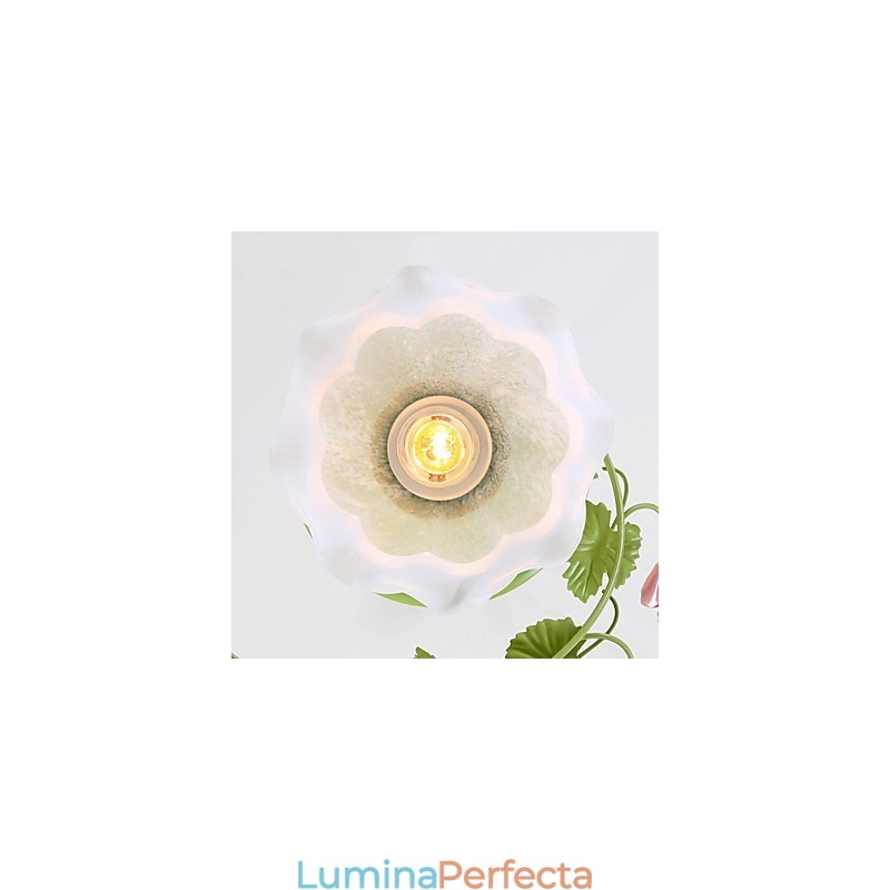 Ziua Îndrăgostiților Florile și plantele din grădina de trandafiri absoarbe lumina domului