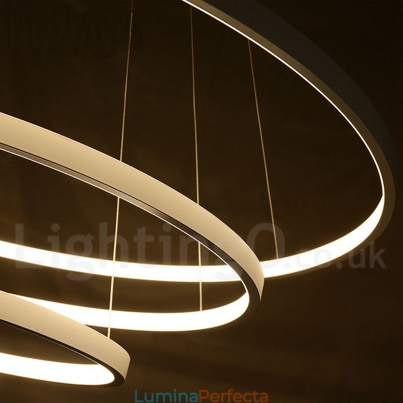 Lampă suspendată reglabilă cu telecomandă, design modern, trei inele