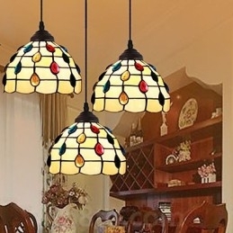 Candelabru cu vitraliu din artele creative rurale europene care restaurează căile antice